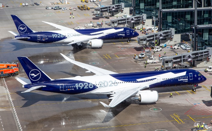 Airbus A350 (im Vordergrund) und Boeing 787 in der Jubiläumsbemalung. &copy; Lufthansa