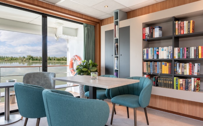 Die neu gestaltete Bibliothek der Rhein Melodie. &copy; Nicko Cruises