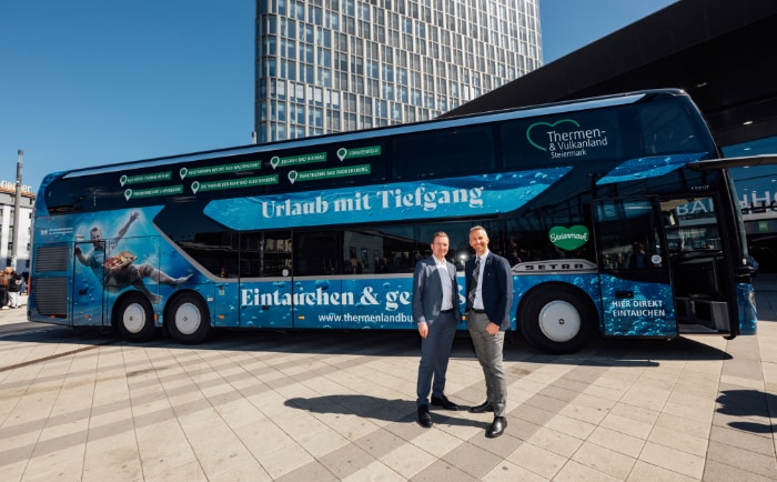 Vorstand Alfred Loidl (Österreichische Postbus AG, links) und Vorsitzender Stellvertreter Philip Borckenstein-Quirini (Thermen- und Vulkanland) vor dem Thermenlandbus. © ÖBB / Willinger Vorstand Alfred Loidl (Österreichische Postbus AG, links) und Vorsitzender Stellvertreter Philip Borckenstein-Quirini (Thermen- und Vulkanland) vor dem Thermenlandbus. © ÖBB / Willinger