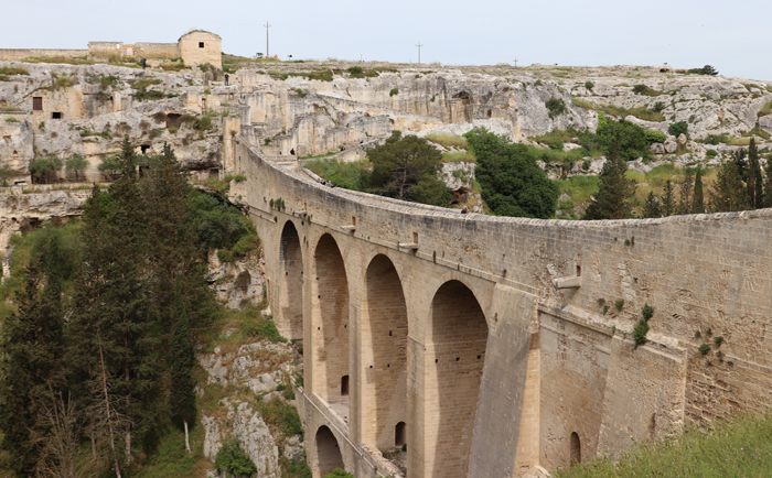Von der Ponte Acquedotto in Gravina hat sich James Bond alias Daniel Craig in die Tiefe gestürzt. &copy; Martin Dichler