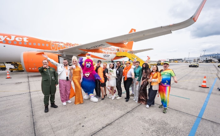 Gruppenfoto bei der Ankunft des EasyJet-Fan-Flights in Wien &copy; Flughafen Wien/David Bohmann