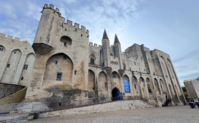 Der riesige Papstpalast in Avignon. &copy; ReiseInsider
