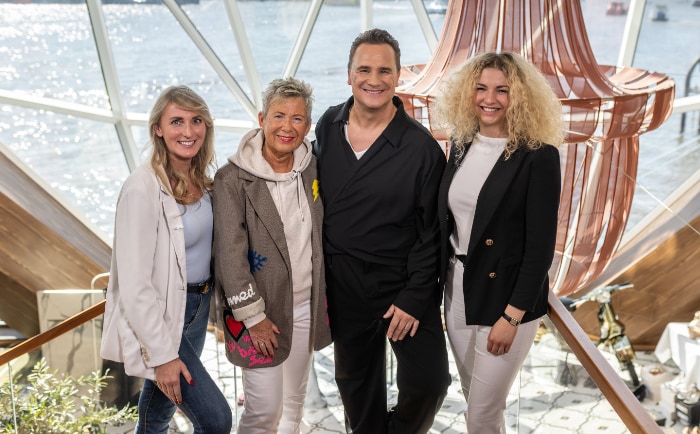 Die drei Taufpatinnen der Mein Schiff Flow mit Designer Guido Maria Kretschmer. &copy; Nils Hendrick Müller