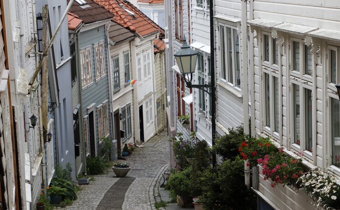 Enge und verwinkelte Gassen in Bergen. &copy; Martin Dichler