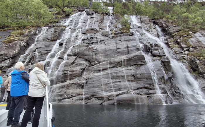Auch das kann man in Bergen machen: Mit dem Ausflugsschiff direkt an den Wasserfall fahren. &copy; Martin Dichler