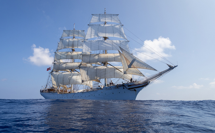 Der mächtige Dreimaster kann mit Segeln und Hybridantrieb fahren. &copy; Staatsrad Lehmkuhl Foundation