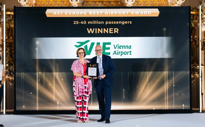 Flughafen-Wien-Vorstand Julian Jäger nahm den Preis in Prag entgegen. &copy; ACI Europe