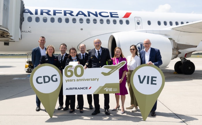 Guido Hackl (Country Sales Manager Austria Air France), Silvia Lang (Joint Station Manager VIE/KG Air France), Carolin Drott (Aviation Development Flughafen Wien) und Julian Jäger (CEO Flughafen Wien) mit der Crew des Jubiläumsfluges. &copy; Air France / Flughafen Wien