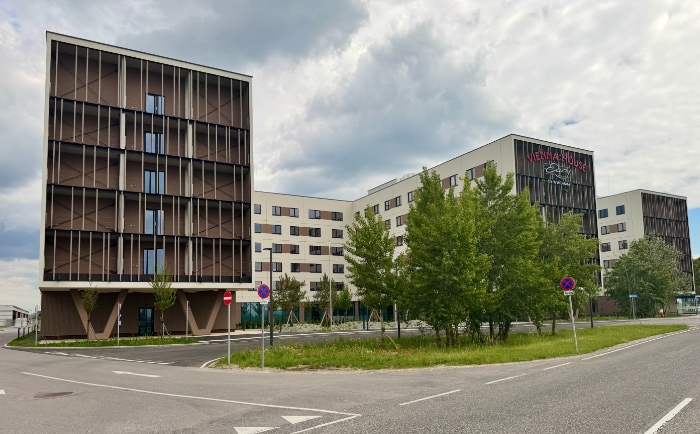 Das Leonardo Smart Vienna Airport ist das größte aus Holz gebaute Hotel Europas. © ReiseInsider Das Leonardo Smart Vienna Airport ist das größte aus Holz gebaute Hotel Europas. © ReiseInsider