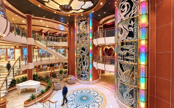 Das große Atrium mit der Grand Plaza ist das Herzstück des Schiffes. &copy; ReiseInsider