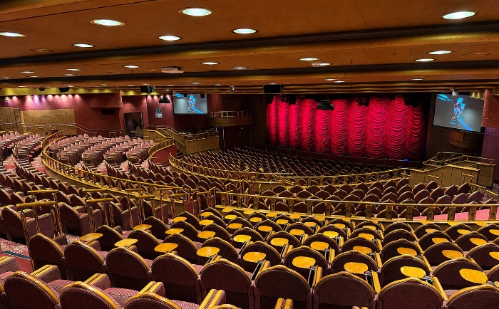 Das große Princess Theatre erstreckt sich über zwei Decks im vorderen Bereich des Schiffes. &copy; ReiseInsider