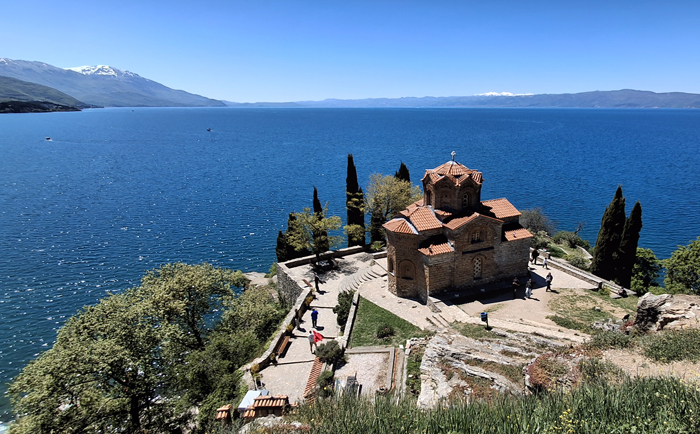 Der vielleicht beste Ausblick auf den See mit der Kirche von Kaneo. © Martin Dichler Der vielleicht beste Ausblick auf den See mit der Kirche von Kaneo. © Martin Dichler