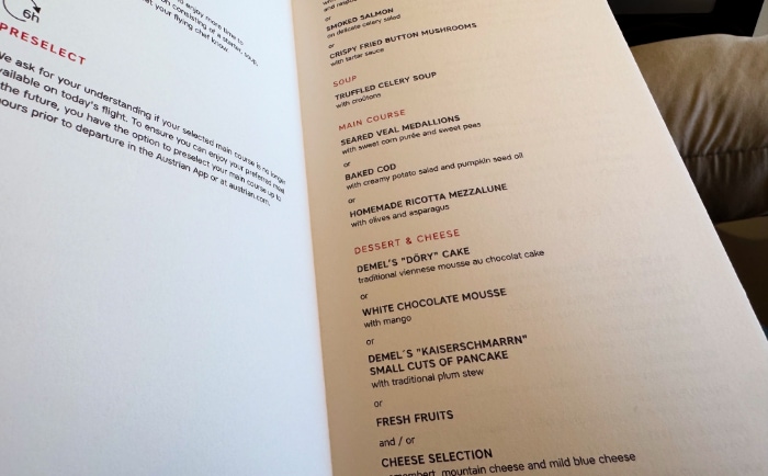 In der Business Class gibt es ein gedrucktes Menü. © ReiseInsider In der Business Class gibt es ein gedrucktes Menü. © ReiseInsider