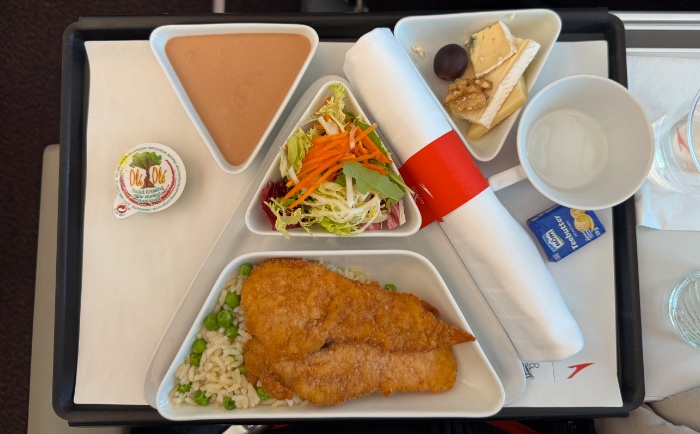 Schnitzel, Salat, Schokoladenmousse und Käse auf dem Hinflug. © ReiseInsider Schnitzel, Salat, Schokoladenmousse und Käse auf dem Hinflug. © ReiseInsider