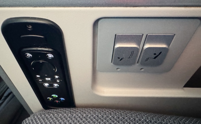 Fernbedienung für den Monitor und Knöpfe für die mechanische Sitzverstellung. © ReiseInsider Fernbedienung für den Monitor und Knöpfe für die mechanische Sitzverstellung. © ReiseInsider