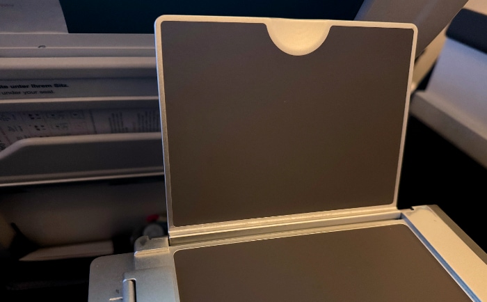 Praktisches Detail: Aus dem Tisch lässt sich eine Tablet-Halterung ausklappen. © ReiseInsider Praktisches Detail: Aus dem Tisch lässt sich eine Tablet-Halterung ausklappen. © ReiseInsider