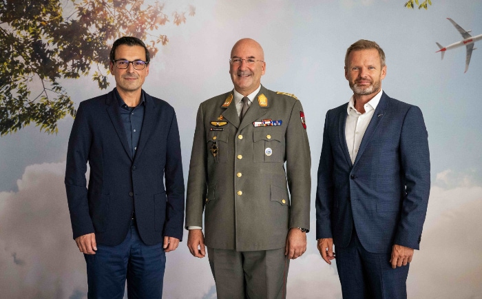 Stefan-Kenan Scheib (COO Austrian Airlines), Gerfried Promberger (Kommandant Luftstreitkräfte) und Ewald Roithner (Austrian Airlines Fleet Chief Short & Medium Range, v.l.n.r.). &copy; Austrian Airlines / DBS