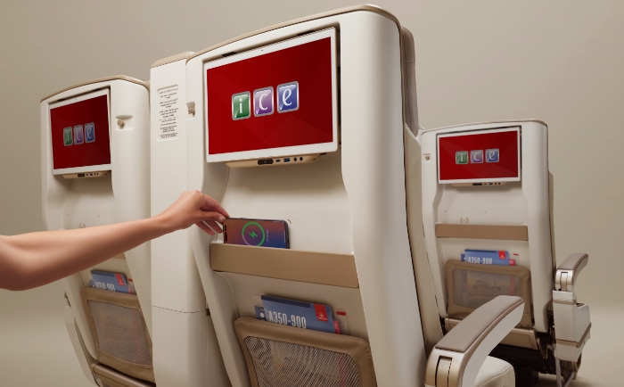 Kabelloses Aufladen und USB-C-Steckdosen in der neuen Premium Eco. © Emirates Kabelloses Aufladen und USB-C-Steckdosen in der neuen Premium Eco. © Emirates