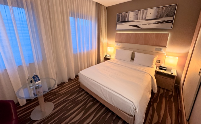 Queen Size Bed mit bequemen Kissen. &copy; ReiseInsider