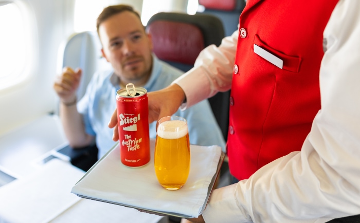 Der Stiegl-Claim "Braukunst auf höchster Stufe" - nun auch an Bord der AUA-Flugzuege. &copy; Austrian Airlines / DBS